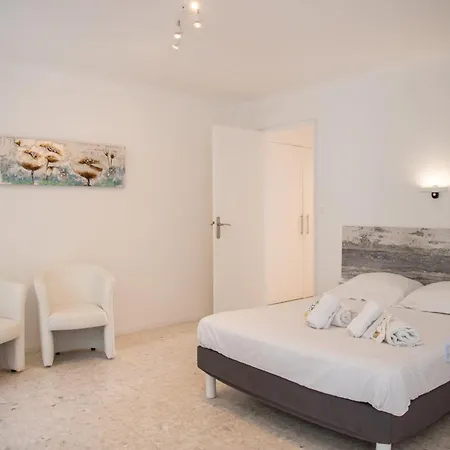 Apartman Spacious 4 Minutes Walk From The Beaches *