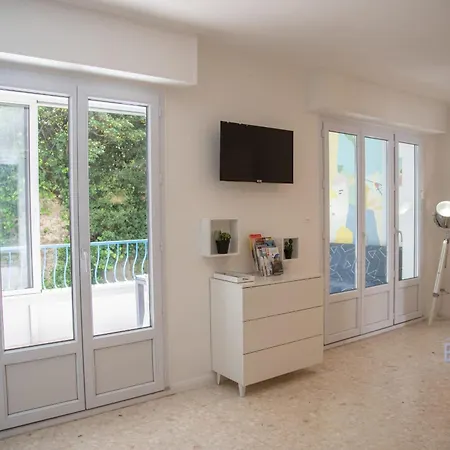 Apartman Spacious 4 Minutes Walk From The Beaches