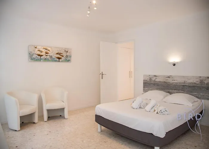 Apartman Spacious 4 Minutes Walk From The Beaches *