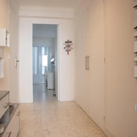 Spacious 4 Minutes Walk From The Beaches Appartamento *