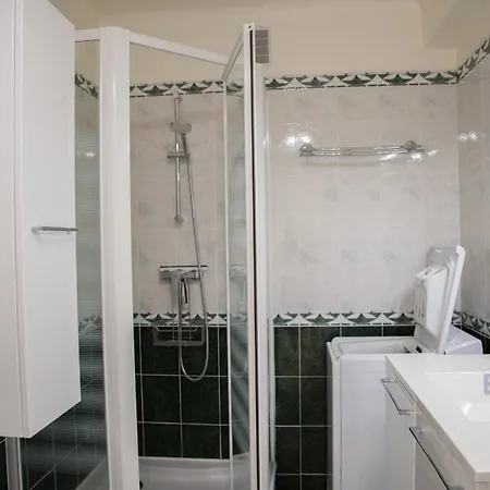 Spacious 4 Minutes Walk From The Beaches *