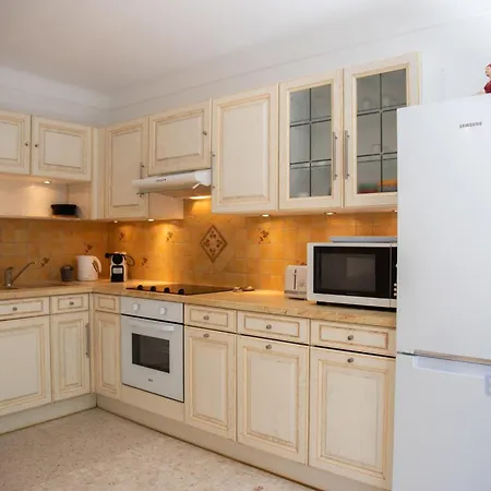 Spacious 4 Minutes Walk From The Beaches Διαμέρισμα *