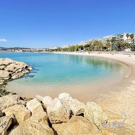Spacious 4 Minutes Walk From The Beaches Канны