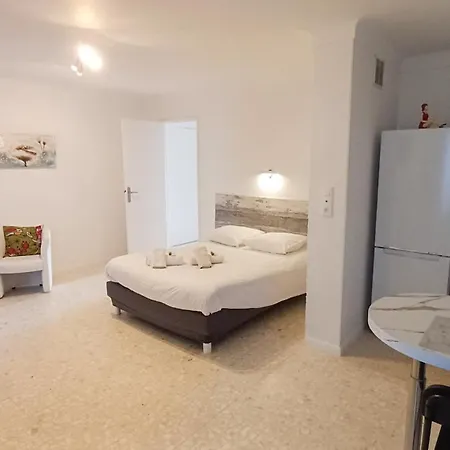 Spacious 4 Minutes Walk From The Beaches