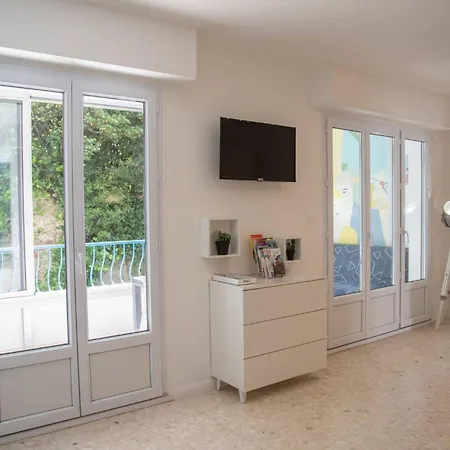 Spacious 4 Minutes Walk From The Beaches *