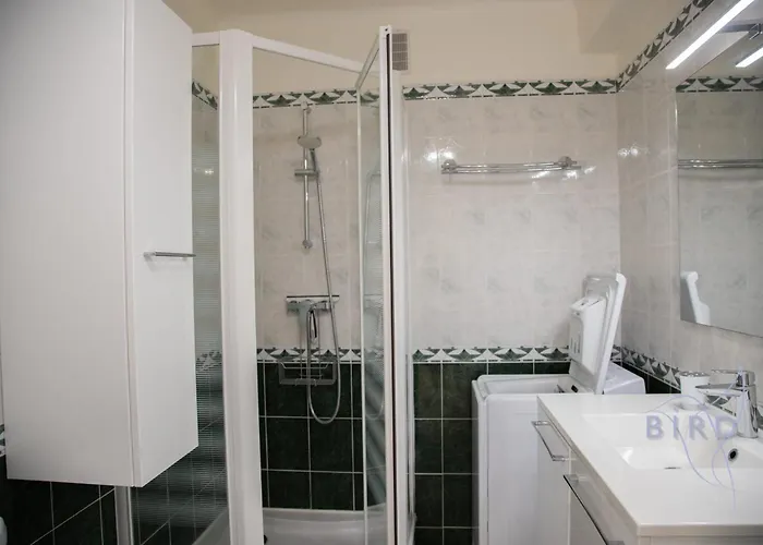 Spacious 4 Minutes Walk From The Beaches *