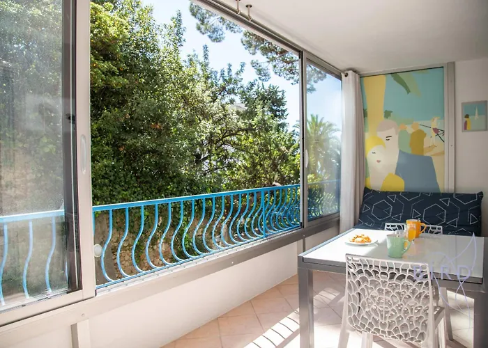 Spacious 4 Minutes Walk From The Beaches شقة