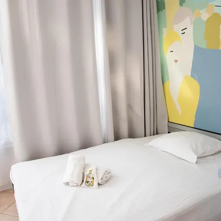 Spacious 4 Minutes Walk From The Beaches Daire Cannes