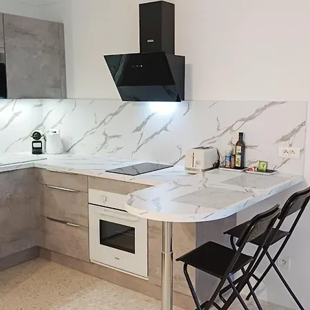 Spacious 4 Minutes Walk From The Beaches Apartamento
