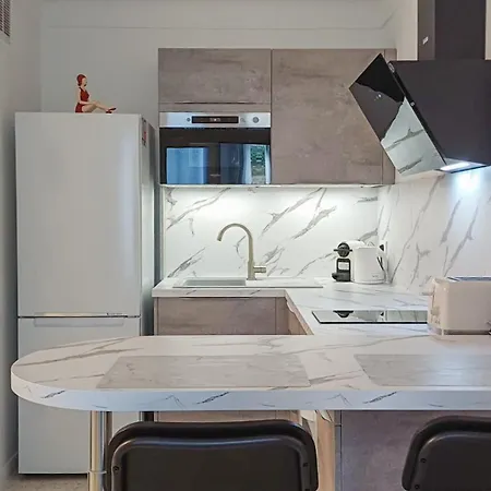 Spacious 4 Minutes Walk From The Beaches Διαμέρισμα