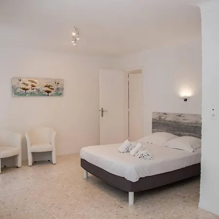Spacious 4 Minutes Walk From The Beaches Διαμέρισμα *