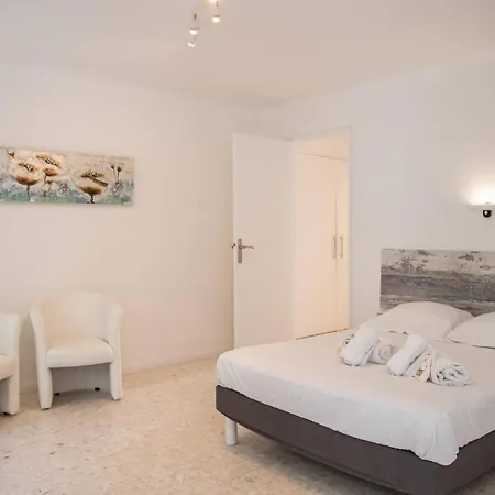 Διαμέρισμα Spacious 4 Minutes Walk From The Beaches *